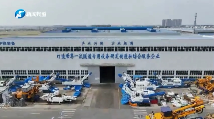 【起飛吧 河南】國(guó)內(nèi)首臺(tái)套超強(qiáng)爬坡液壓運(yùn)輸車(chē)在新鄉(xiāng)下線